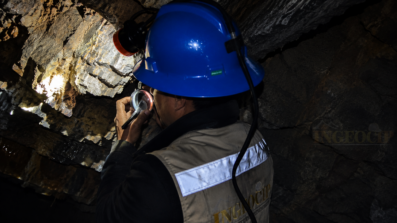 Profesional de INGEOCIP en trabajo geológico subterráneo