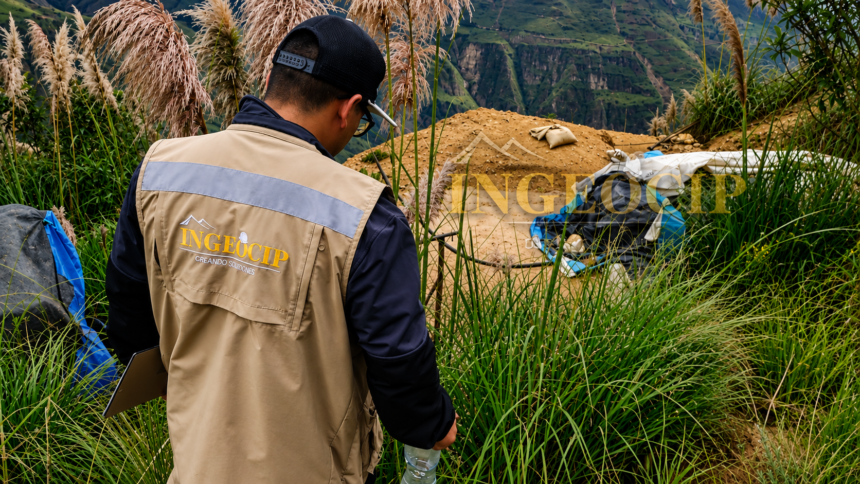 Profesional de INGEOCIP realizando trabajos de campo